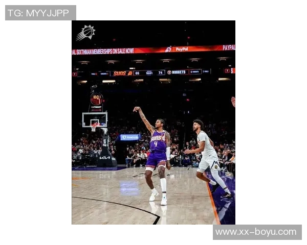 布克手感低迷却助攻频频半场仅得6分4失误展现团队配合